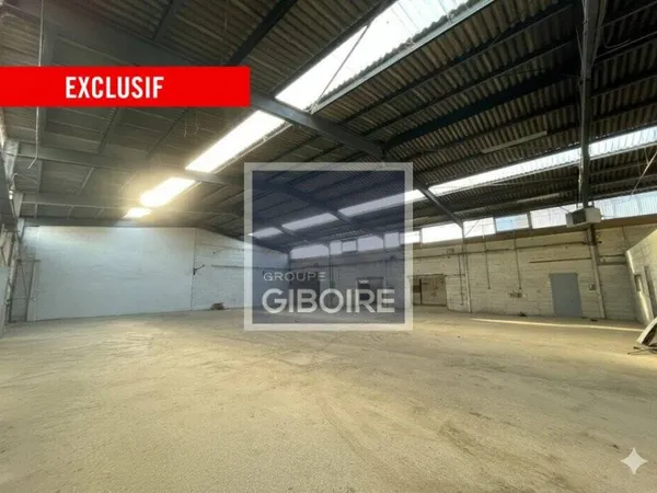Entrepôt 930 m²