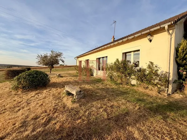SECTEUR CALME, PLAIN-PIED ET VUE SUR LA VALLÉE : MAISON AVEC
