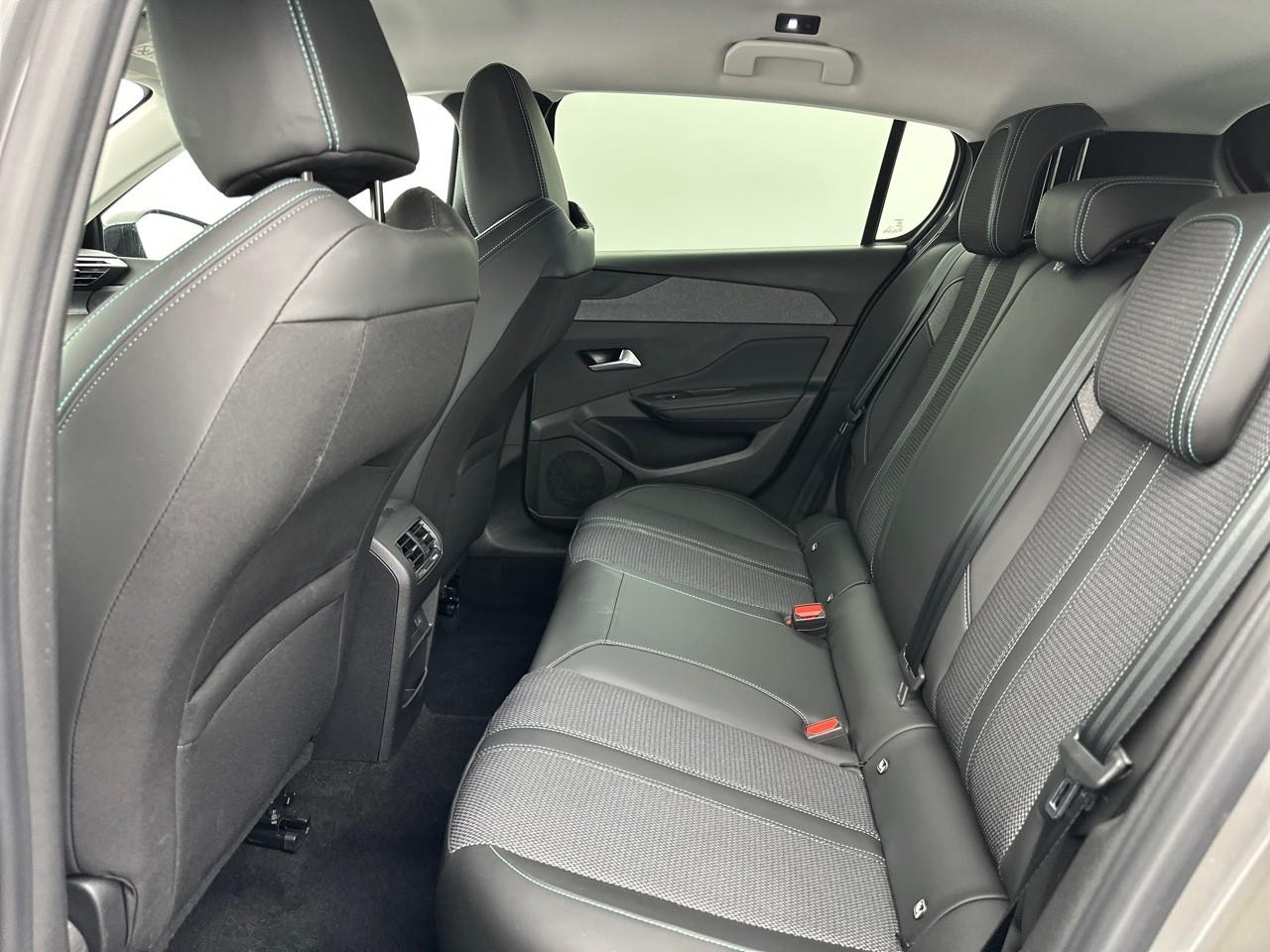 Peugeot 308 hybrid 145 e-dcs6 allure — photo 12