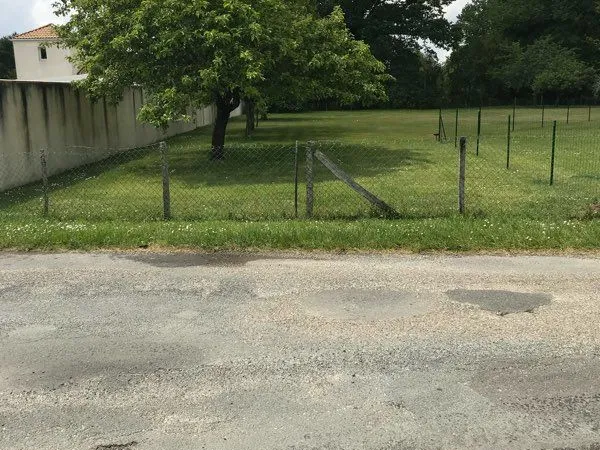 Terrain 1 250 m² à vendre — clôturé, étude effectuée, proches commodités