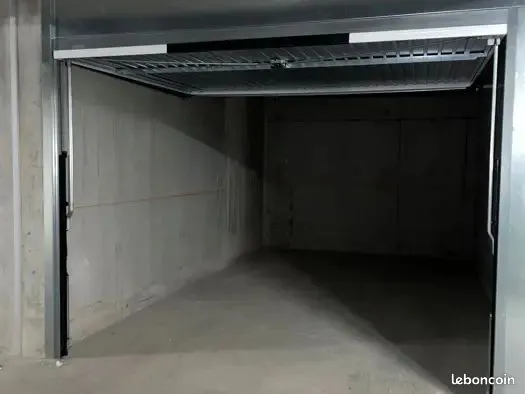 à louer - grand garage / box fermé 15 m² - lyon 9 valmy