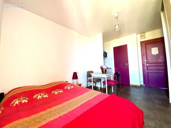 Part loue un studio meublé à 10 min de la gare