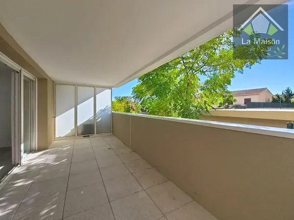 Appartement type 2, d'env.48m2, très grande terrasse, proximit?
