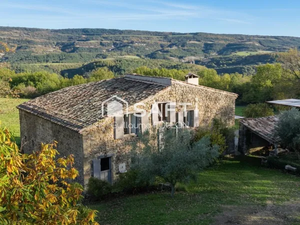 Domaine - Ancienne ferme en pierre rénovée avec soin et pensé pour le confort du quotidien. L'instal