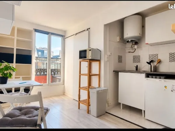 Studio meublé 13 m² - Canal Saint-Martin / République - Lumineux