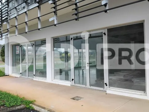 Local commercial 194 m²
