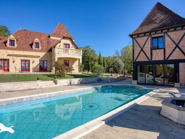 Maison 10 pièces 270 m²