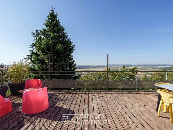 Maison au décor singulier et vue panoramique