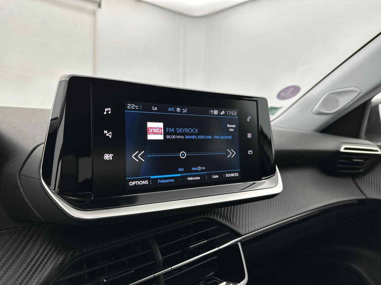 Peugeot 2008 puretech 130 s&s eat8 allure — photo 22