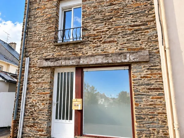 MAISON EN PIERRE ? C?UR DU BOURG ? BEAU POTENTIEL