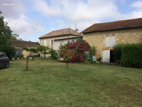 Corps de ferme en pierre entièrement rénové, 96,5 m² + 200 m² de dépendances, terrain 2 380 m²