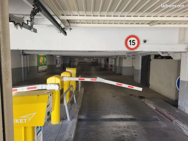 Local stockage 23 m2 - Aix en proche proche centre ville sécurisé 24/24
