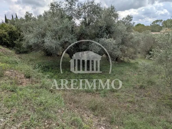 Terrain de 1102 m² constructible est viabilisé sur la commune