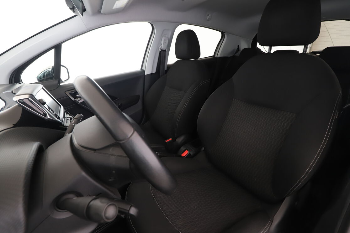 Peugeot 208 1.6 Blue-HDi Style — photo 9