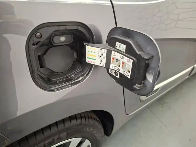 Renault Twingo iii e-tech — photo 11