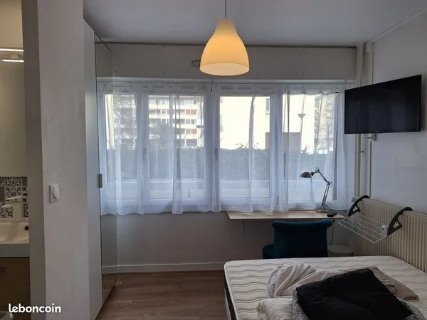 Chambre avec Salle de Douche Privative en colocation dans appartement de standing Reims Centre