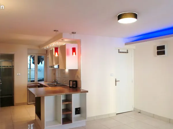 Studio non meublé rénové dans résidence sécurisée