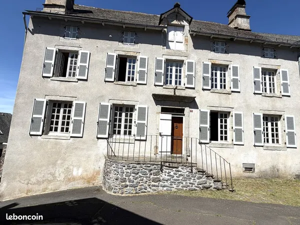 MARCENAT - Maison de maître de caractère de 220 m² avec jolie vue sur la campagne et terrain de 943 