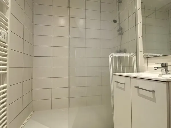 INVESTISSEMENT en EXCELLENT ÉTAT - MEUBLÉ et ÉQUIPÉ
