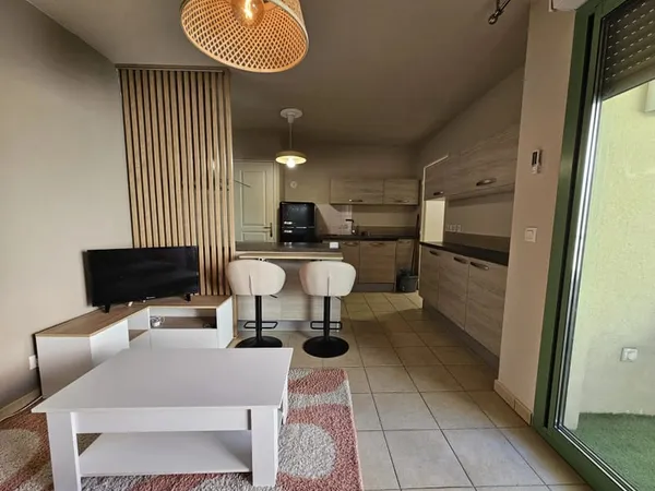 À LOUER - VALLAURIS - Charmant 2 pièces avec balcon et parking en sous-sol