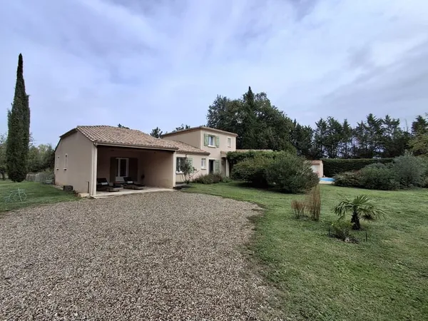 Villa spacieuse et lumineuse 4 chambres + bureau avec piscine