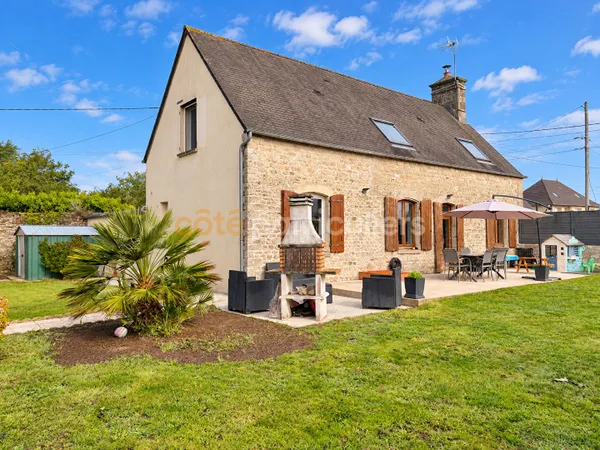 VALOGNES - Charmante maison en pierre avec vie de plain-pied et jardin clos