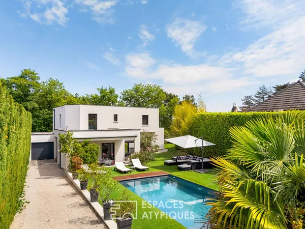 Maison contemporaine dans un écrin de verdure avec piscine