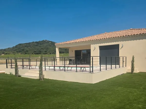 Villa neuf tout confort T4 piscine de Septembre a juin