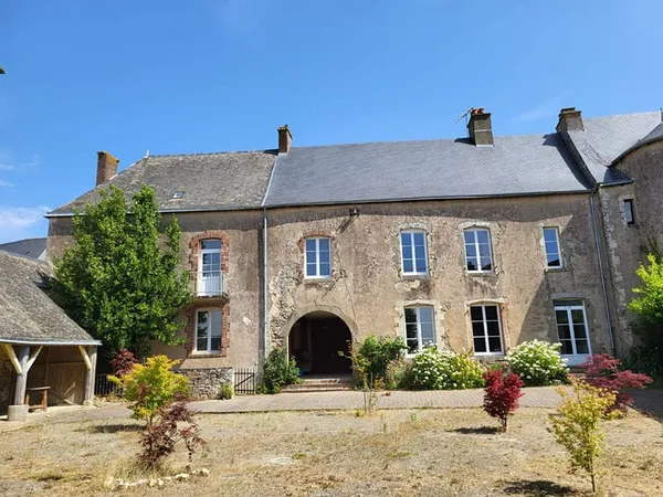 Ensemble immobilier Sainte Suzanne Et Chammes 12 pièce(s) 332 m2
