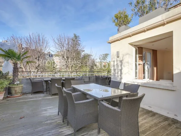 Dans villa privée comme une maison sur le toit terrasse soleil calme Paris