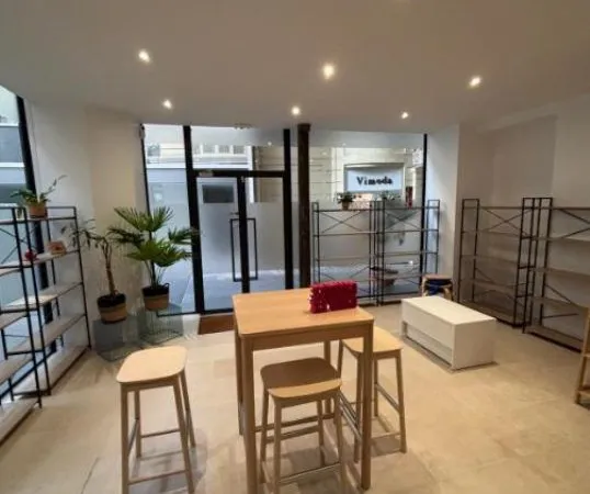 Local 140 m² Paris