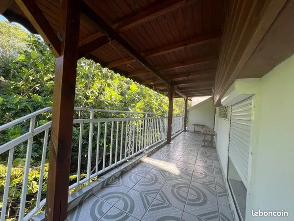 Haut de villa meublée (2 chambres et 2 salles de bain)
