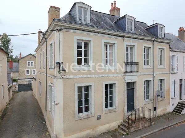 Magnifique maison de Maître du XIX située au coeur du village de Malicorne sur Sarthe