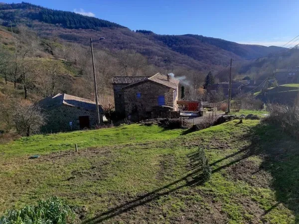 Maison de pays en pierre - Toitures neuves - Fort potentiel