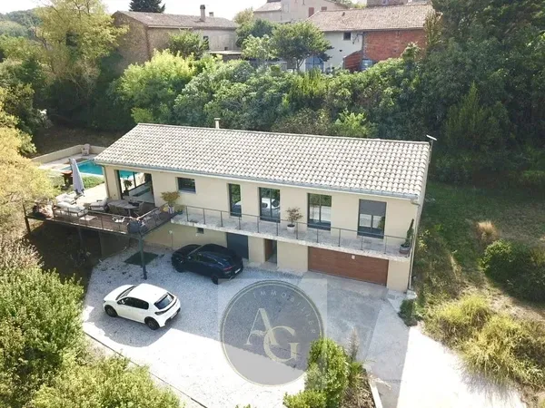 Villa T6 de 160m2 avec piscine et vue panoramique montagne noire