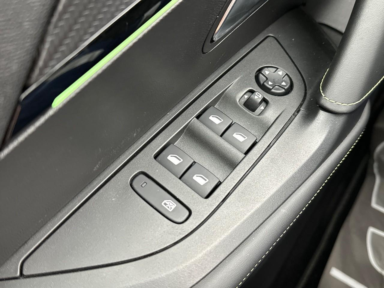 Peugeot 2008 puretech 130 s&s eat8 gt line — photo 15