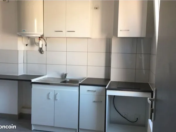 À louer studio 28 m² en plein centre de Sommières
