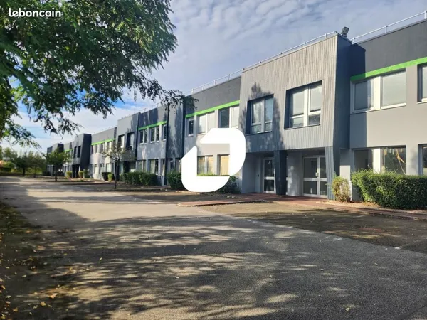 Local industriel 901 m²
