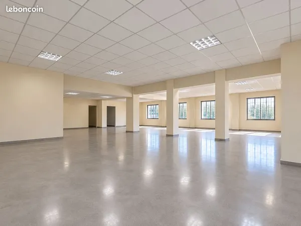 Local 300 m² Drancy