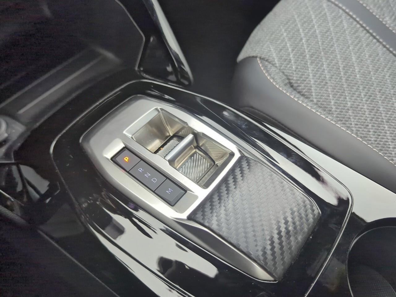 Peugeot 2008 hybrid 145 ch e-dcs6 allure — photo 28