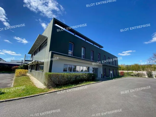 A LOUER - BATIMENT INDEPENDANT - 789 m² - LA