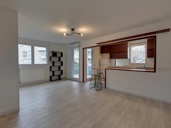 VASTE 2 PIÈCES + CUISINE DE 50M2 ECHIROLLES RUE PAUL HÉROULT