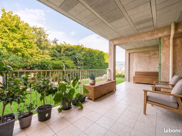 T4 rénové avec terrasse, jardin et 2 places de parking Quartier Les Serrets