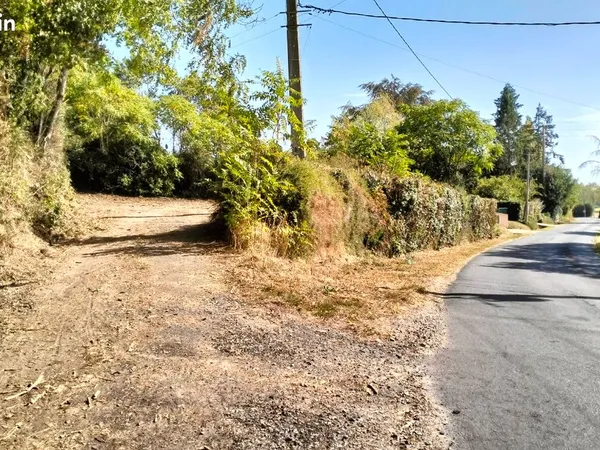 Vends terrain viabilisé. Superbe emplacement