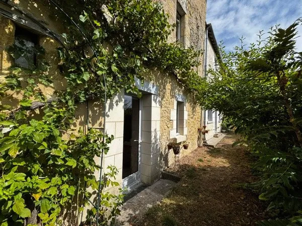Cachet, rareté, au pied du château de Montrésor !