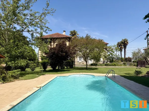 Maison 11 pièces 366 m²