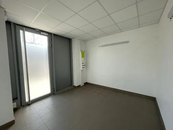 Local d'activité de 35,70 m² à 120 000