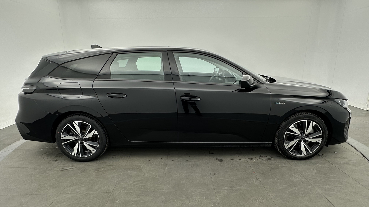Peugeot 308 SW PHEV 180 e-EAT8 — photo 6