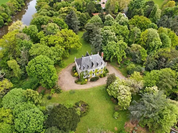 Proche du chêne - Demeure d'exception du XIX siècle - 550 m² - 12 chambres - dortoir - au coeur d'un