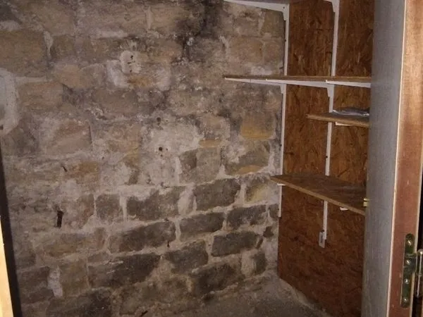 Cave paris 2m² accès rez-de-chaussée sur cours accès sécurisé dalle béton local stockage étagère meu